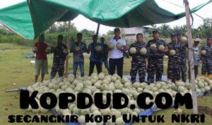 Sinergi TNI AL dan Petani, Danlanal Bengkulu Pimpin Giat Penanaman dan Panen di Lahan Ketahanan Pangan