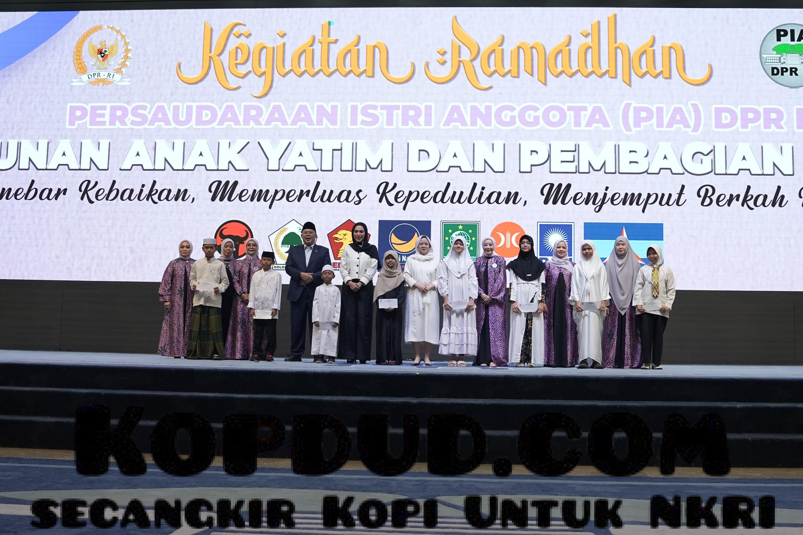 PIA DPR RI Bagikan 3.500 Paket Sembako untuk Anak Yatim dan Pegawai Honorer