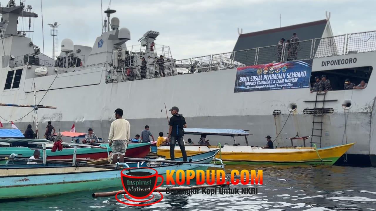 Guspurla Koarmada II Beserta Lanal Maumere Gelar Bakti Sosial Pembagian Sembako Ops Perisai Jaladhi-26 di Maumere