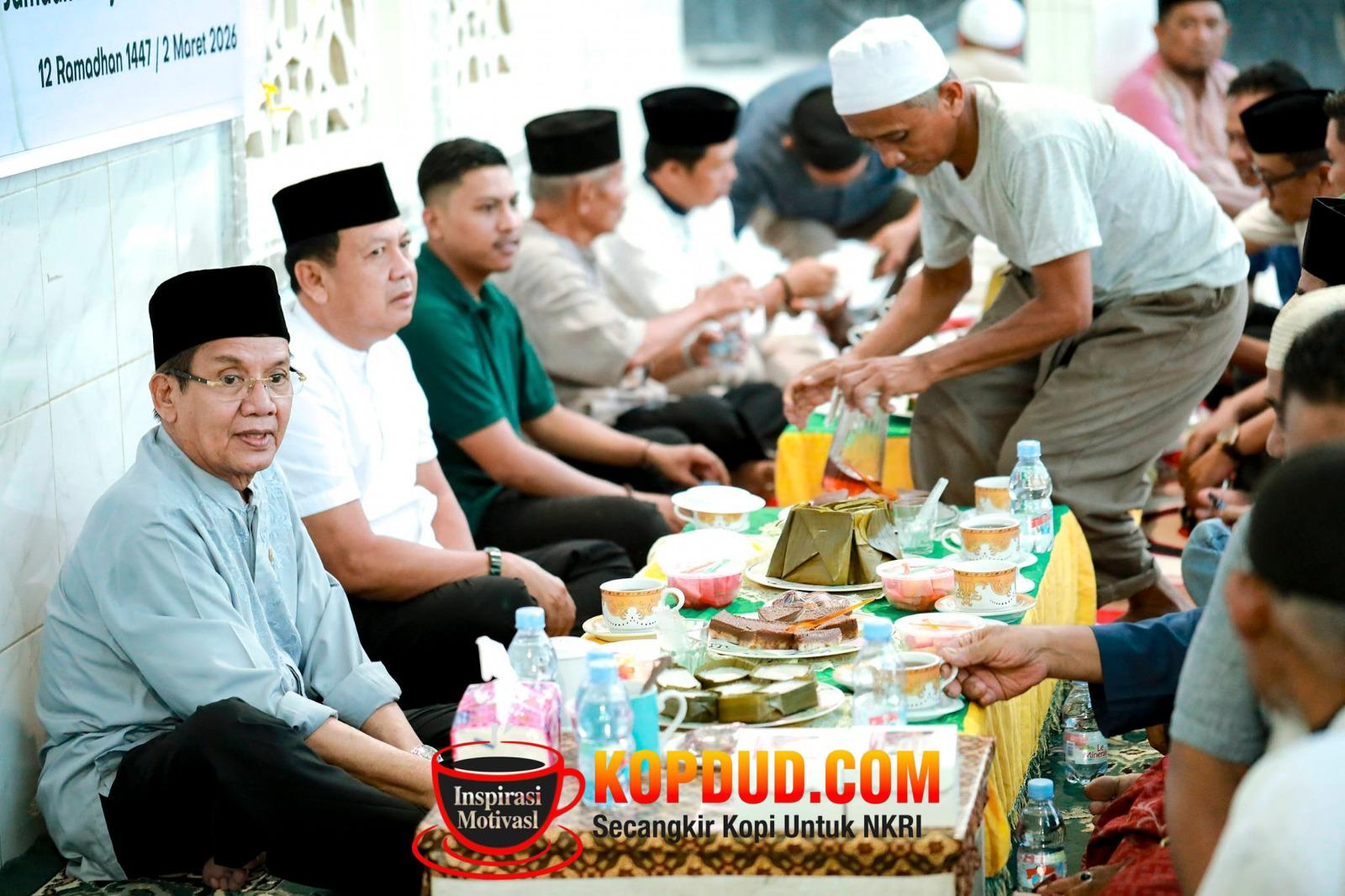 Anggota DPR RI Fraksi Partai Gerindra, Longki Djanggola, bersama Kader, Bagikan 3.000 Takjil untuk Pengendara di Kota Palu