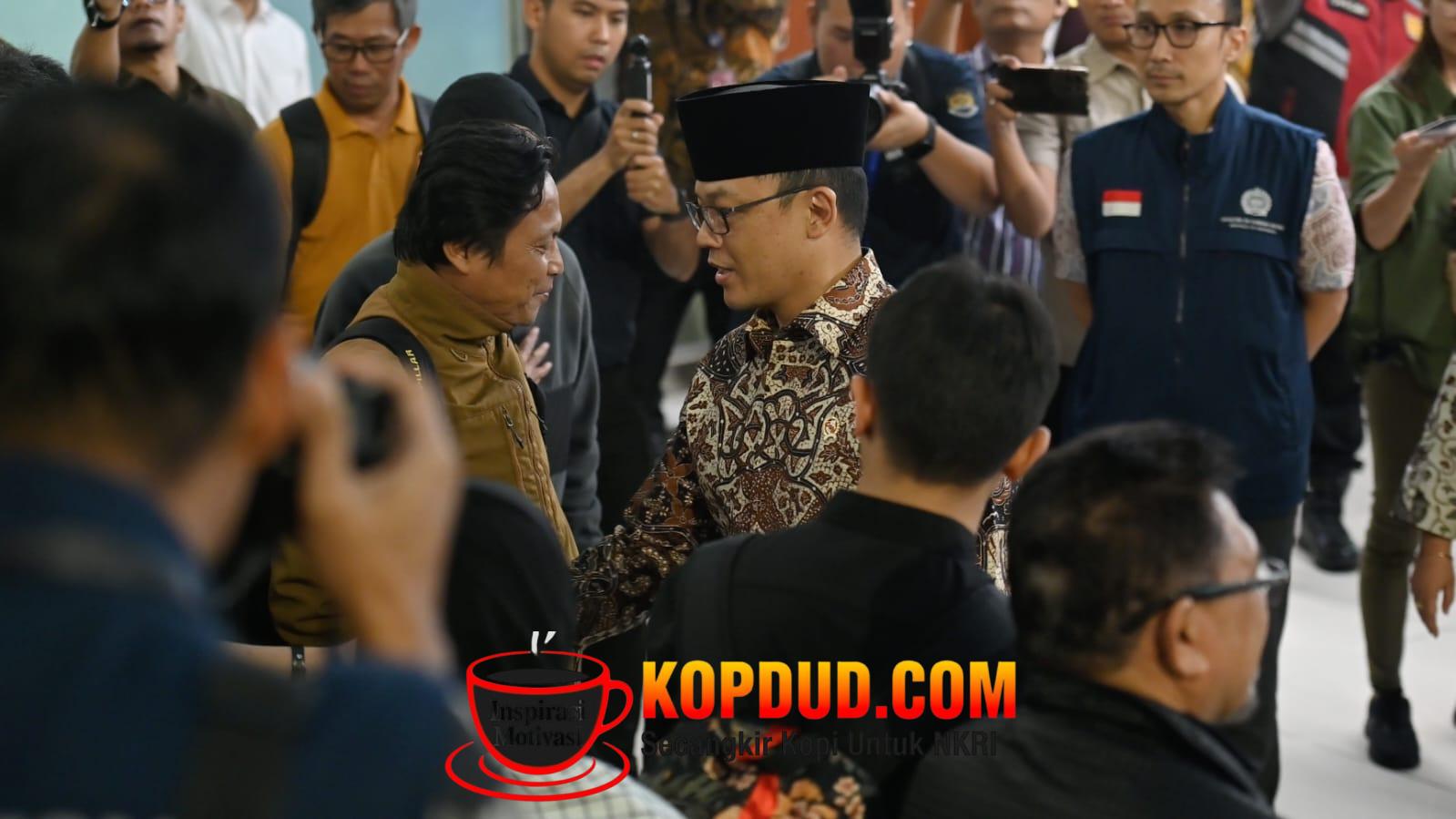 Menlu Sugiono Jemput Langsung WNI yang Dipulangkan dari Iran di Bandara Soetta
