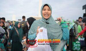 Ibu Ini Unboxing Paket Sembako dan Baju Gamis di Pasar Murah Pemerintah: Isinya Padat Banget!