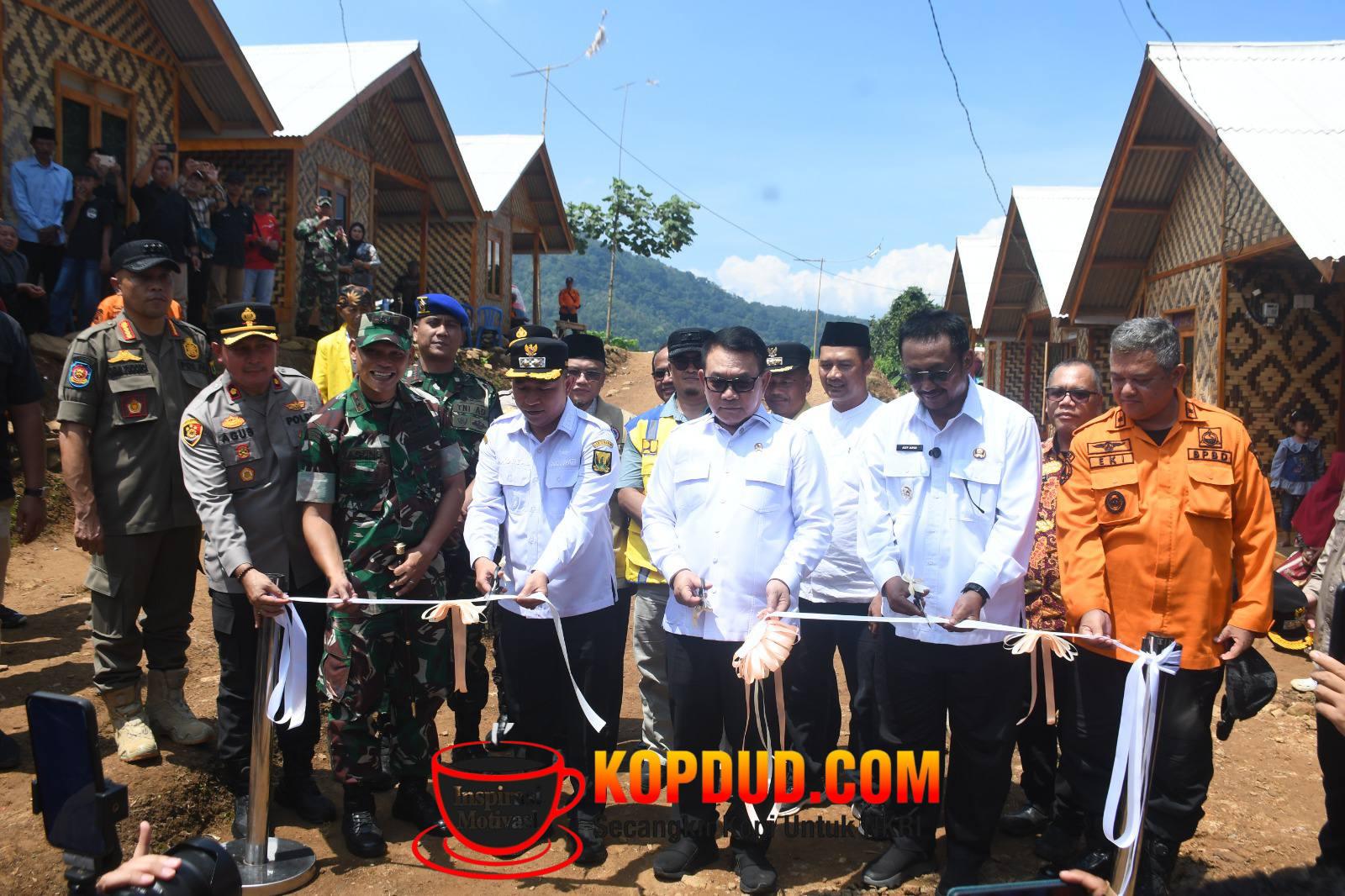 Resmikan Huntap Adaptif di Sukarame, Bupati Sukabumi Asep Japar Dampingi Penasihat Presiden
