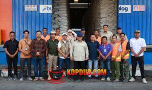 Di Tengah Sidak Gudang Bulog di Magelang, Prabowo Sapa dan Foto Bareng Pegawai