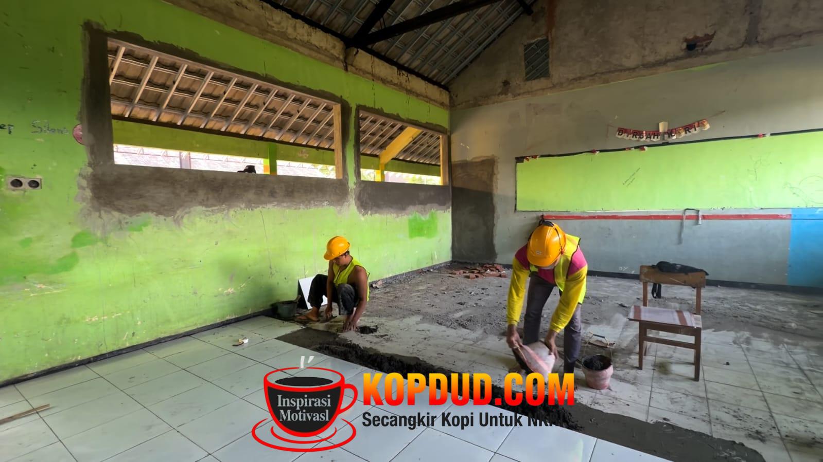Hidupkan Ekonomi Keluarga, Revitalisasi SMPN 3 Jiken oleh Pemerintah Buka Lapangan Kerja Bagi Warga Sekitar