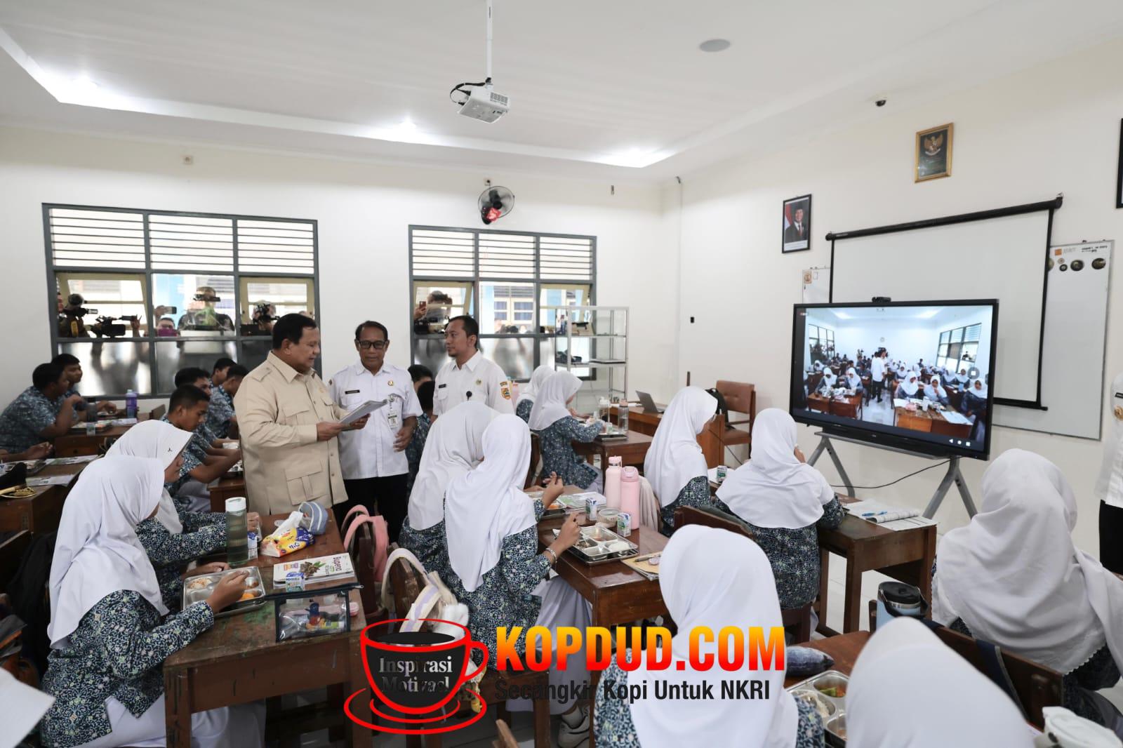 Prabowo Dorong Digitalisasi Pendidikan, Targetkan Penambahan Papan Interaktif di Setiap Kelas