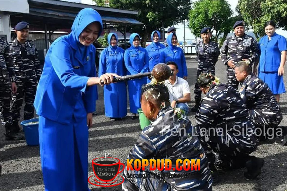 Danlanal Sibolga Kukuhkan Kenaikan Pangkat 18 Personel Lanal Sibolga