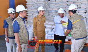 Anggota DPR RI Fraksi Gerindra, Adik Sasongko, di Gudang Perum Bulog Telukan, Sukoharjo,