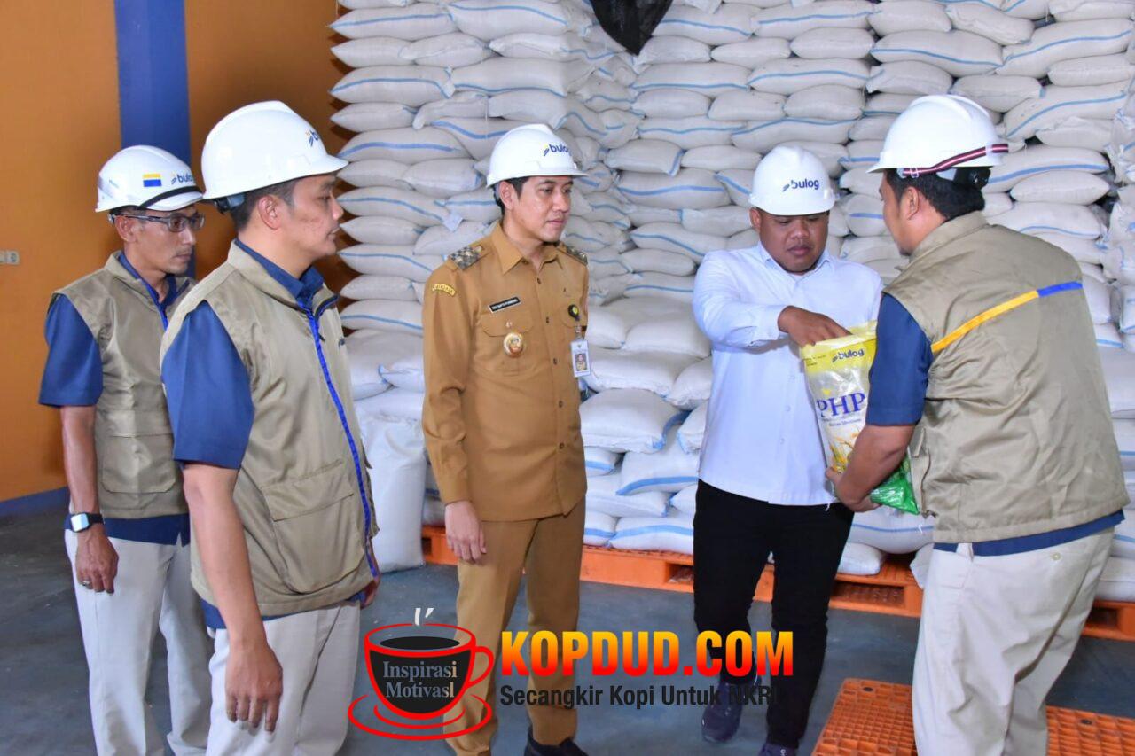 Anggota DPR RI Fraksi Gerindra, Adik Sasongko, di Gudang Perum Bulog Telukan, Sukoharjo,