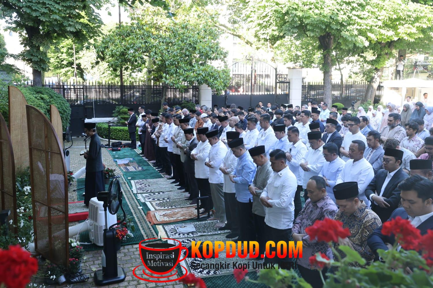 Prabowo Salat Iduladha Bersama Diaspora Indonesia di Paris, Momen Hangat Penuh Kebersamaan