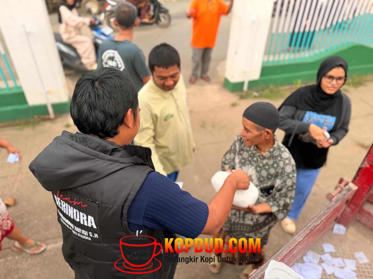 Tegaskan Tak Boleh Ada Warga Berjuang Sendirian, Kader Partai Presiden Prabowo Salurkan Bantuan Pangan untuk Lansia Sakit.ist3