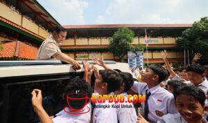Prabowo Disambut Sorak Gembira Para Siswa, Tinjau MBG di SMPN 111 Jakarta Barat