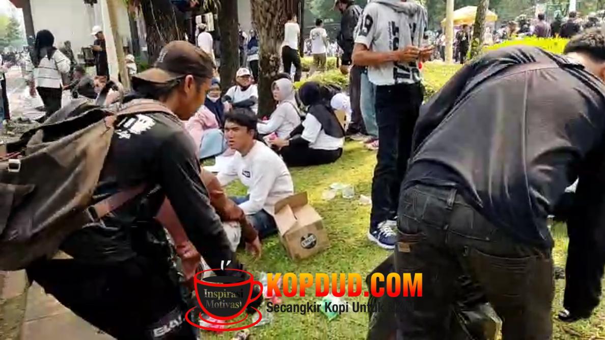Supplier MBG Turun ke Jalan, Bagikan Buah dan Ikut Bersih-Bersih Pasca Demo