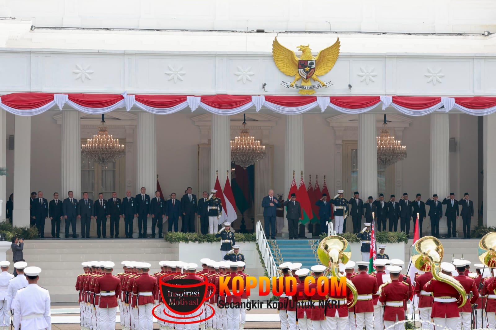 Diiringi Tari Enggang, Prabowo Sambut Hangat Presiden Belarus di Istana Merdeka