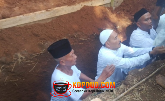 Suasana Haru di Surade, Ibunda Kepala Dinas PU Sukabumi Tutup Usia