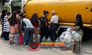 Anggota Komisi V DPR RI Dari Gerinda, Marlyn Maisarah Bantu Air Bersih untuk Warga Babakan Madang