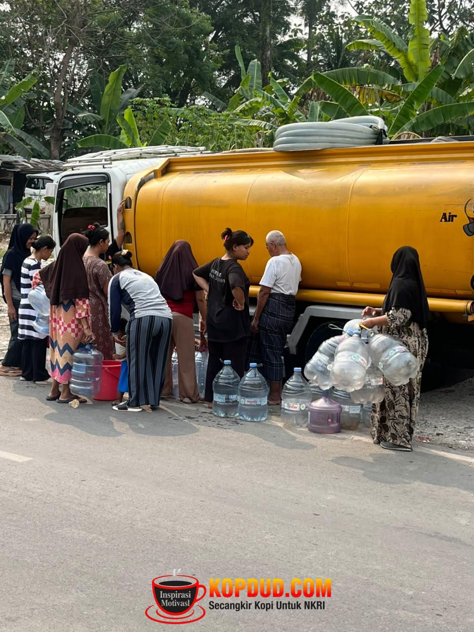 Anggota Komisi V DPR RI Dari Gerinda, Marlyn Maisarah Bantu Air Bersih untuk Warga Babakan Madang