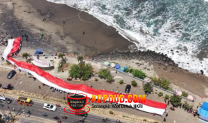 Bupati Sukabumi Asep Japar Pimpin Bentangan Merah Putih 300 Meter di Pantai Karanghawu, Wujud Syukur Kemerdekaan