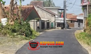 Dinas PU Sukabumi Perbaiki Aspal Jalan Pangkalan–Cisaat, Semangat Mubarokah Hadir di Lapangan
