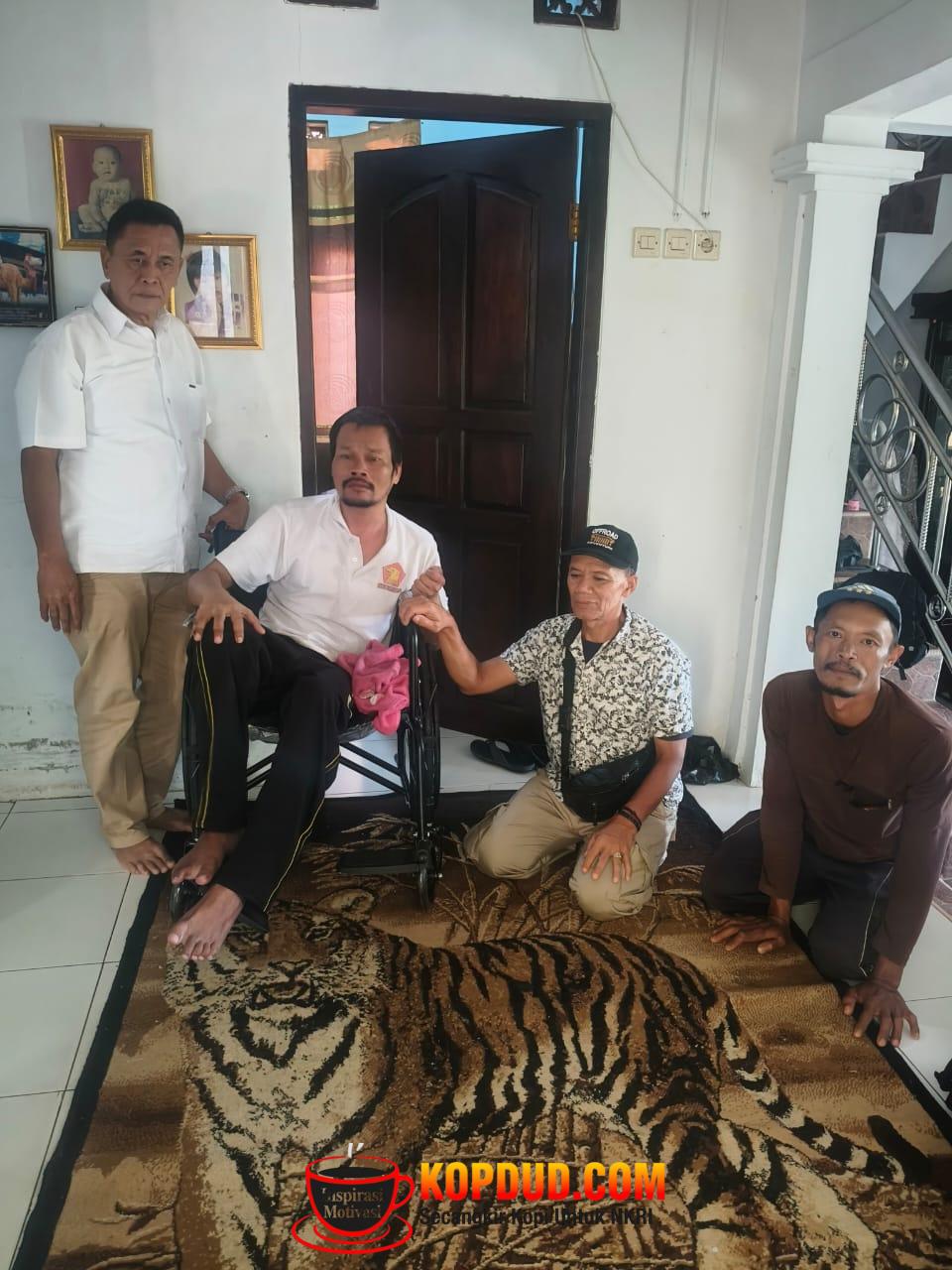 Bantu Warga yang Dua Tahun Menderita Stroke di Babakanmulya, DPC Gerindra Kuningan Berikan Kursi Roda